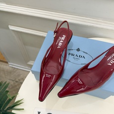PRADA 普拉达 26𝐬𝐬 🌈2026春夏新品 专柜走秀款 经典字母尖头后空猫跟凉鞋 系列〰 ◽鞋面:原版高定制牛 PRADA 普拉达 26𝐬𝐬 🌈2026春夏新品 专柜走秀款 经典字母尖头后空猫跟凉鞋 系列〰 ◽鞋面:原版高定制牛