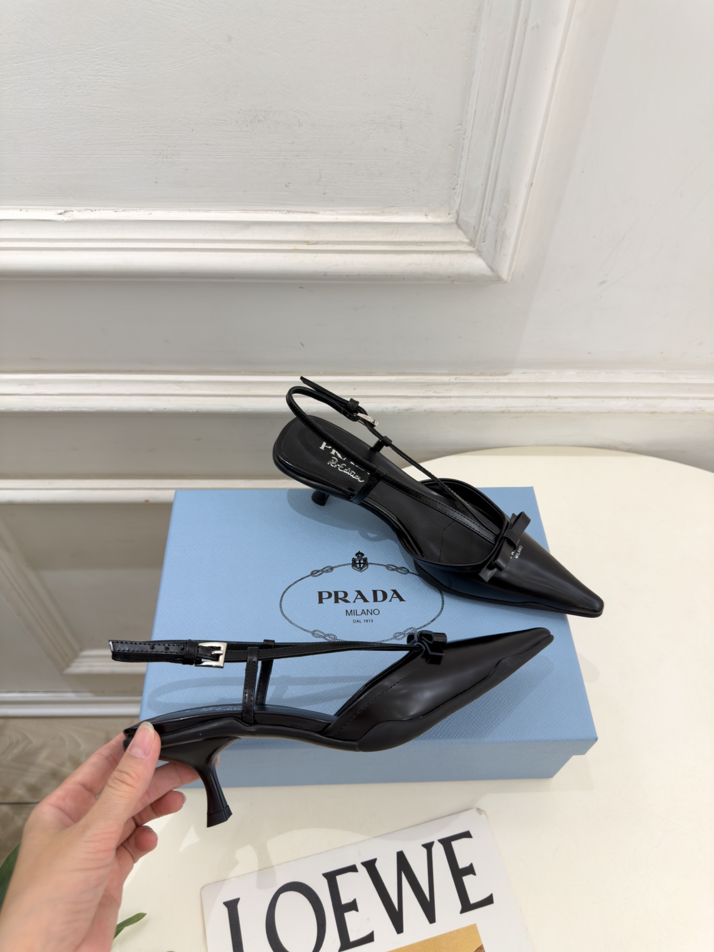 PRADA 普拉达  26𝐬𝐬  🌈2026春夏新品 专柜走秀款 经典字母尖头后空猫跟凉鞋 系列〰 ◽鞋面：原版高定制牛