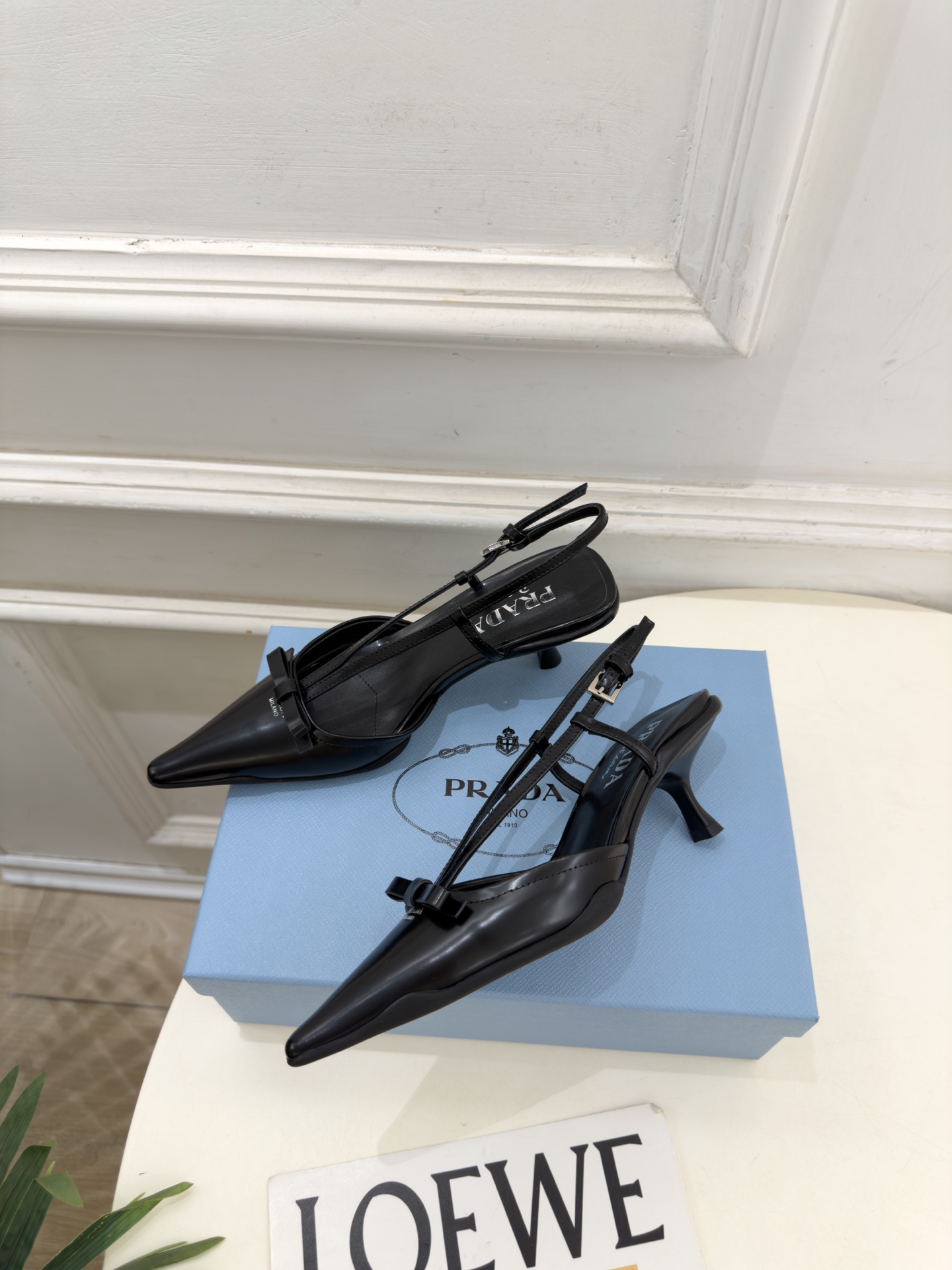 PRADA 普拉达  26𝐬𝐬  🌈2026春夏新品 专柜走秀款 经典字母尖头后空猫跟凉鞋 系列〰 ◽鞋面：原版高定制牛