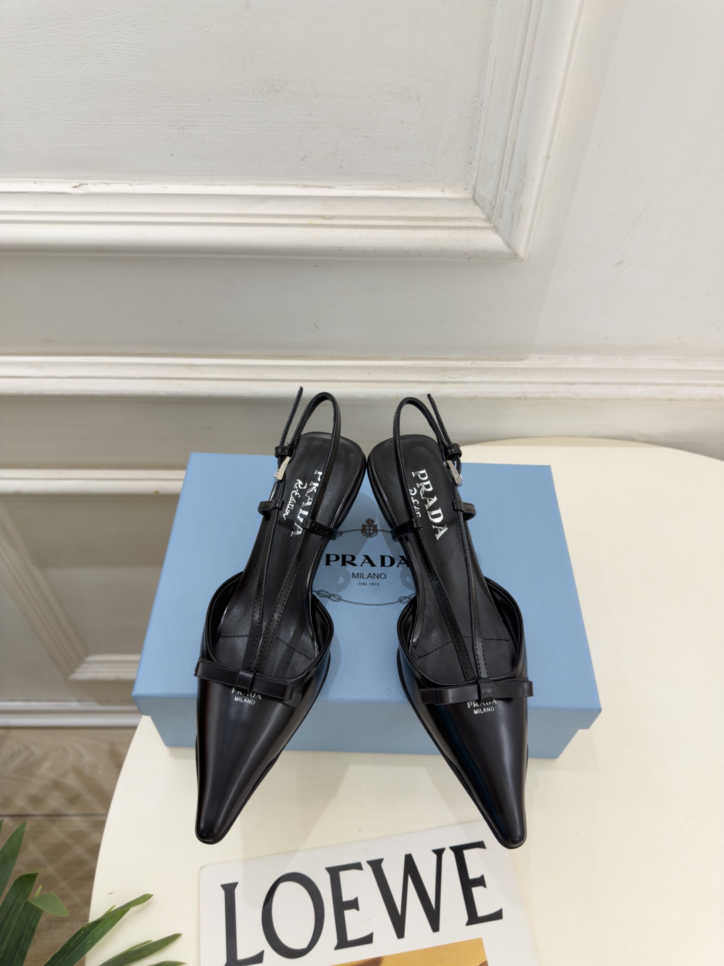 PRADA 普拉达  26𝐬𝐬  🌈2026春夏新品 专柜走秀款 经典字母尖头后空猫跟凉鞋 系列〰 ◽鞋面：原版高定制牛