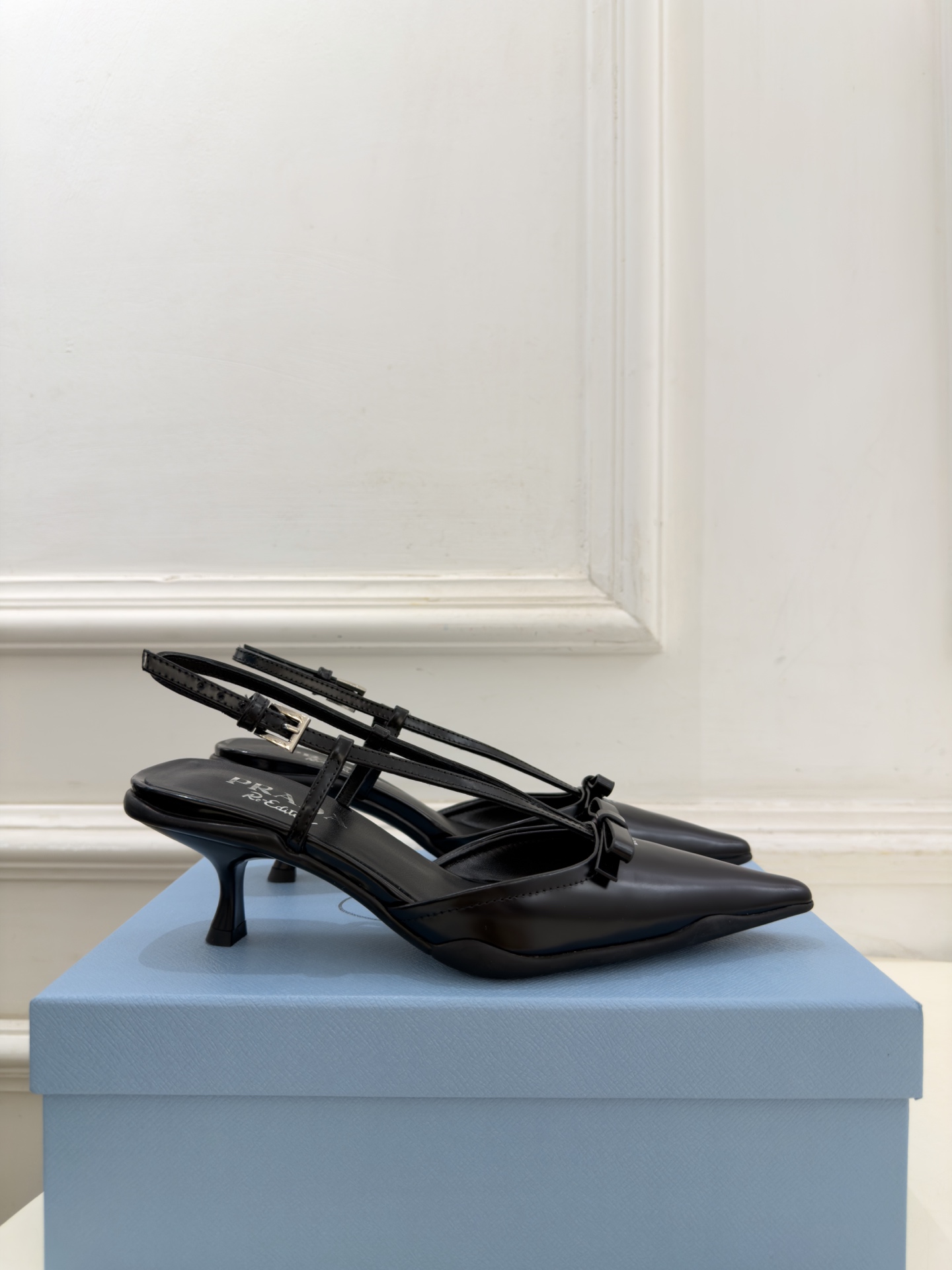 PRADA 普拉达  26𝐬𝐬  🌈2026春夏新品 专柜走秀款 经典字母尖头后空猫跟凉鞋 系列〰 ◽鞋面：原版高定制牛