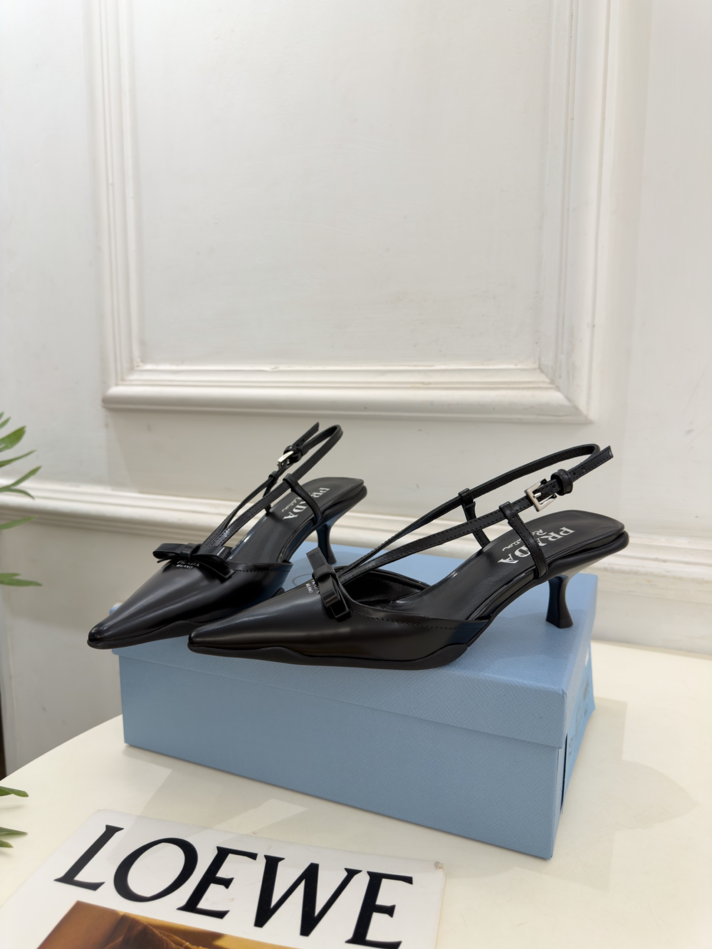 PRADA 普拉达  26𝐬𝐬  🌈2026春夏新品 专柜走秀款 经典字母尖头后空猫跟凉鞋 系列〰 ◽鞋面：原版高定制牛