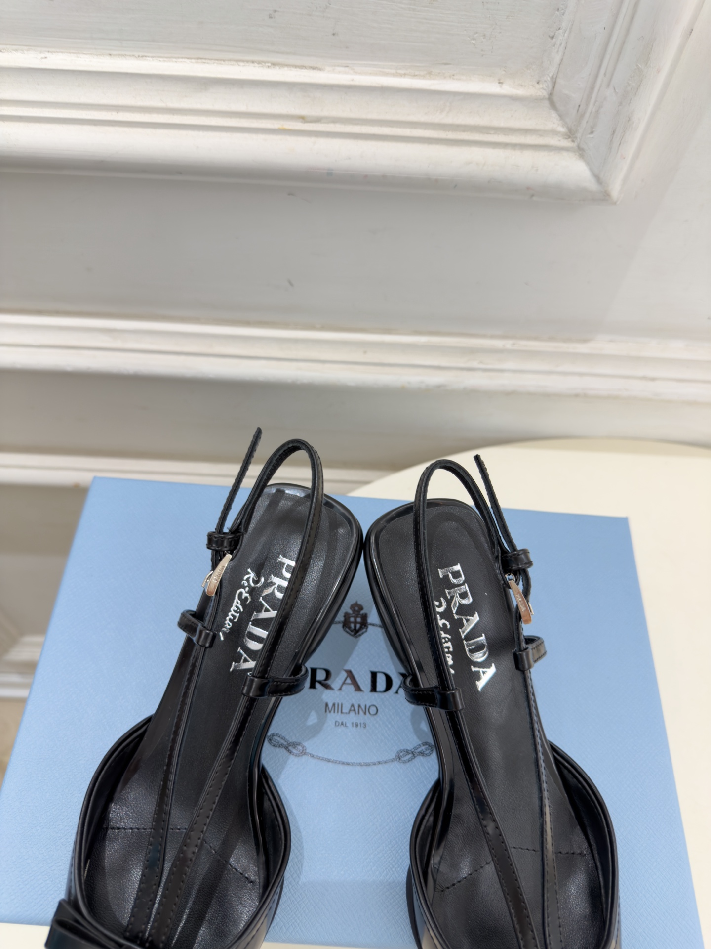 PRADA 普拉达  26𝐬𝐬  🌈2026春夏新品 专柜走秀款 经典字母尖头后空猫跟凉鞋 系列〰 ◽鞋面：原版高定制牛