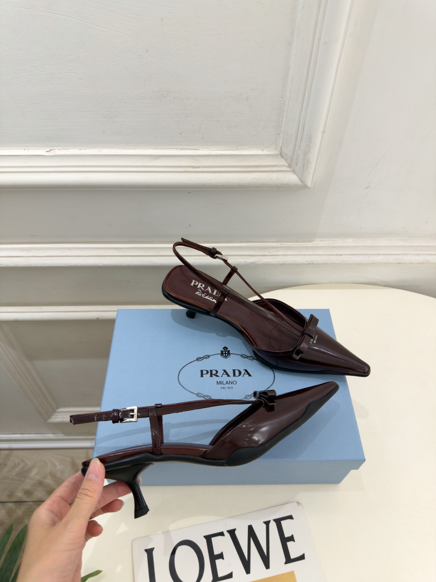 PRADA 普拉达  26𝐬𝐬  🌈2026春夏新品 专柜走秀款 经典字母尖头后空猫跟凉鞋 系列〰 ◽鞋面：原版高定制牛