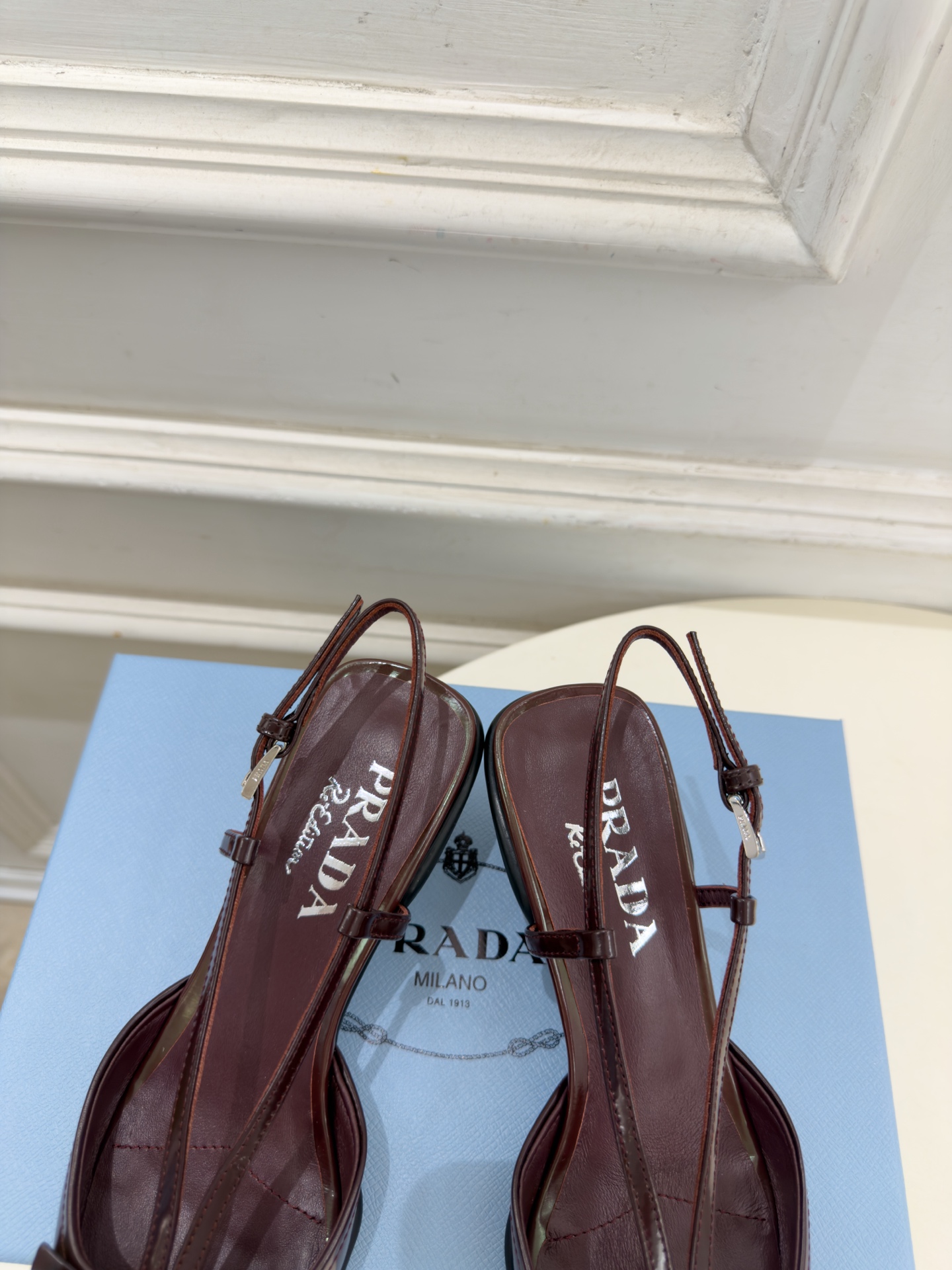PRADA 普拉达  26𝐬𝐬  🌈2026春夏新品 专柜走秀款 经典字母尖头后空猫跟凉鞋 系列〰 ◽鞋面：原版高定制牛