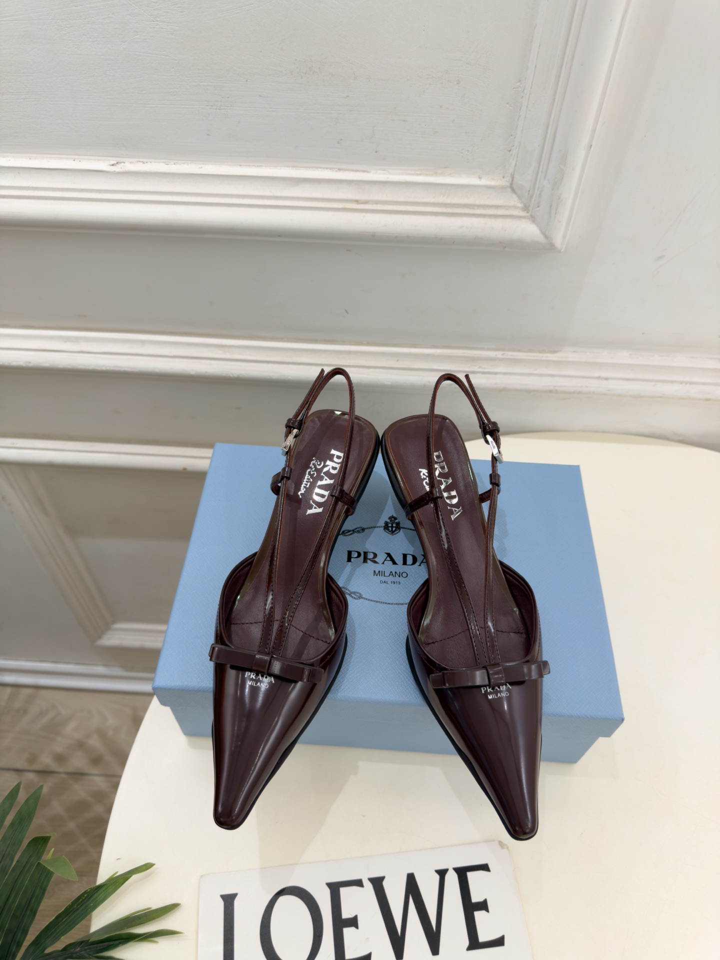 PRADA 普拉达  26𝐬𝐬  🌈2026春夏新品 专柜走秀款 经典字母尖头后空猫跟凉鞋 系列〰 ◽鞋面：原版高定制牛
