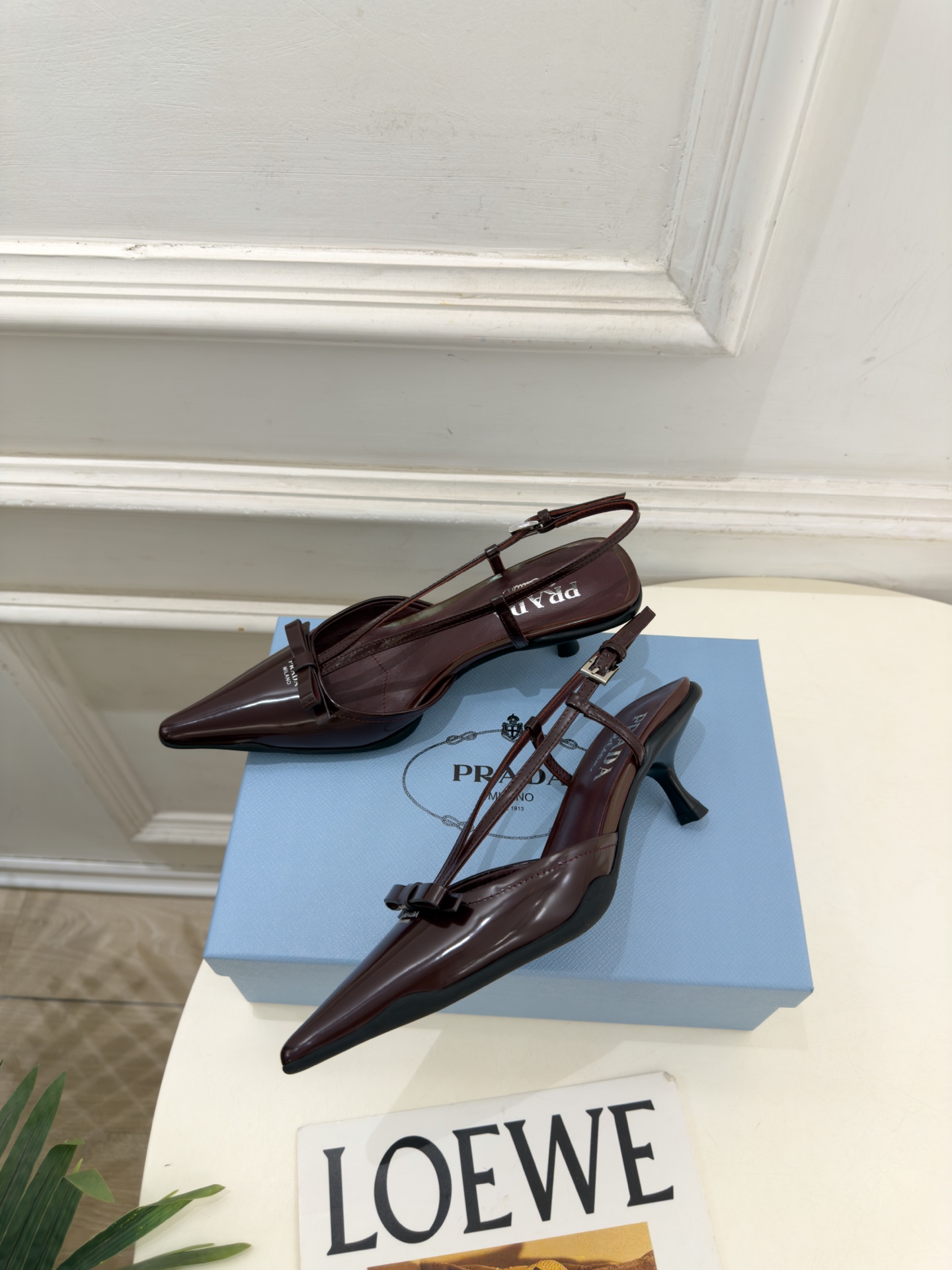 PRADA 普拉达  26𝐬𝐬  🌈2026春夏新品 专柜走秀款 经典字母尖头后空猫跟凉鞋 系列〰 ◽鞋面：原版高定制牛