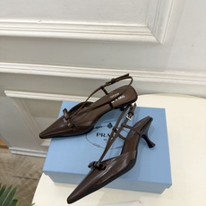 PRADA 普拉达 26𝐬𝐬 🌈2026春夏新品 专柜走秀款 经典字母尖头后空猫跟凉鞋 系列〰 ◽鞋面:原版高定制牛 PRADA 普拉达 26𝐬𝐬 🌈2026春夏新品 专柜走秀款 经典字母尖头后空猫跟凉鞋 系列〰 ◽鞋面:原版高定制牛