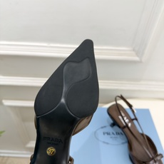 PRADA 普拉达 26𝐬𝐬 🌈2026春夏新品 专柜走秀款 经典字母尖头后空猫跟凉鞋 系列〰 ◽鞋面:原版高定制牛 PRADA 普拉达 26𝐬𝐬 🌈2026春夏新品 专柜走秀款 经典字母尖头后空猫跟凉鞋 系列〰 ◽鞋面:原版高定制牛