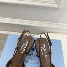 PRADA 普拉达 26𝐬𝐬 🌈2026春夏新品 专柜走秀款 经典字母尖头后空猫跟凉鞋 系列〰 ◽鞋面:原版高定制牛 PRADA 普拉达 26𝐬𝐬 🌈2026春夏新品 专柜走秀款 经典字母尖头后空猫跟凉鞋 系列〰 ◽鞋面:原版高定制牛