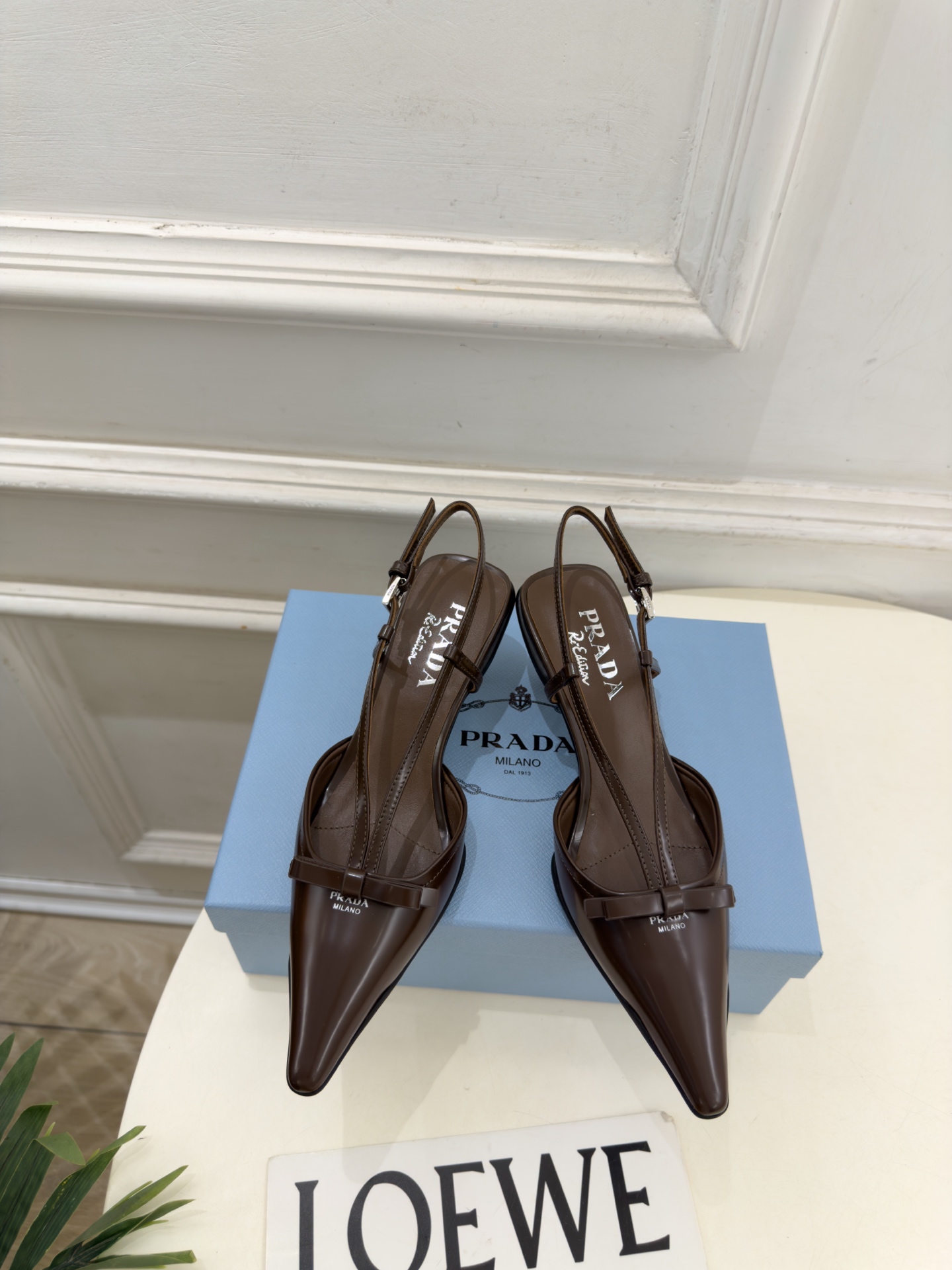 PRADA 普拉达  26𝐬𝐬  🌈2026春夏新品 专柜走秀款 经典字母尖头后空猫跟凉鞋 系列〰 ◽鞋面：原版高定制牛