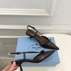 PRADA 普拉达 26𝐬𝐬 🌈2026春夏新品 专柜走秀款 经典字母尖头后空猫跟凉鞋 系列〰 ◽鞋面:原版高定制牛 PRADA 普拉达 26𝐬𝐬 🌈2026春夏新品 专柜走秀款 经典字母尖头后空猫跟凉鞋 系列〰 ◽鞋面:原版高定制牛