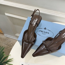 PRADA 普拉达 26𝐬𝐬 🌈2026春夏新品 专柜走秀款 经典字母尖头后空猫跟凉鞋 系列〰 ◽鞋面:原版高定制牛 PRADA 普拉达 26𝐬𝐬 🌈2026春夏新品 专柜走秀款 经典字母尖头后空猫跟凉鞋 系列〰 ◽鞋面:原版高定制牛
