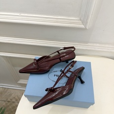 PRADA 普拉达 26𝐬𝐬 🌈2026春夏新品 专柜走秀款 经典字母尖头后空猫跟凉鞋 系列〰 ◽鞋面:原版高定制牛 PRADA 普拉达 26𝐬𝐬 🌈2026春夏新品 专柜走秀款 经典字母尖头后空猫跟凉鞋 系列〰 ◽鞋面:原版高定制牛