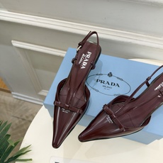 PRADA 普拉达 26𝐬𝐬 🌈2026春夏新品 专柜走秀款 经典字母尖头后空猫跟凉鞋 系列〰 ◽鞋面:原版高定制牛 PRADA 普拉达 26𝐬𝐬 🌈2026春夏新品 专柜走秀款 经典字母尖头后空猫跟凉鞋 系列〰 ◽鞋面:原版高定制牛