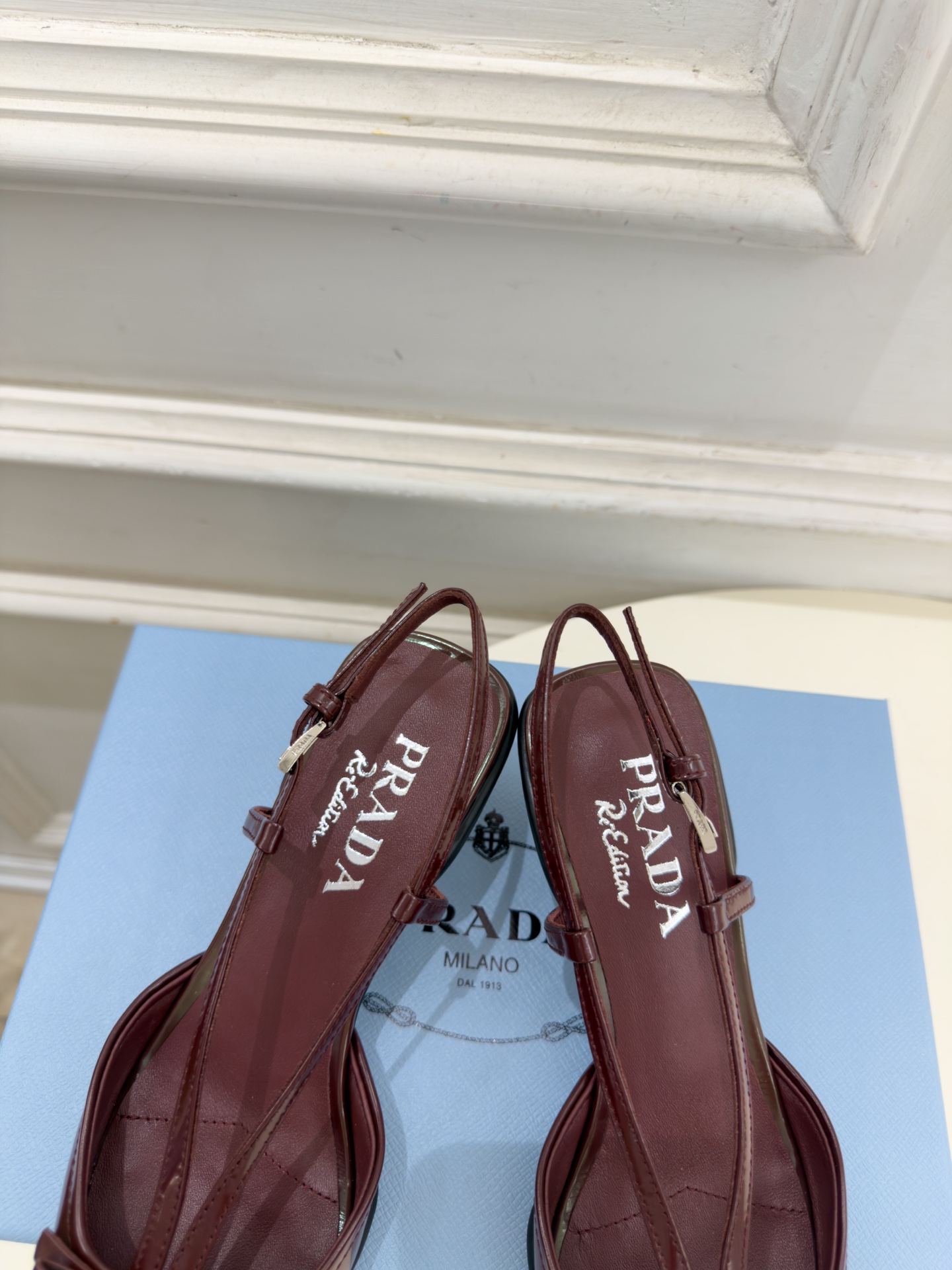 PRADA 普拉达 26𝐬𝐬 🌈2026春夏新品 专柜走秀款 经典字母尖头后空猫跟凉鞋 系列〰 ◽鞋面:原版高定制牛 PRADA 普拉达 26𝐬𝐬 🌈2026春夏新品 专柜走秀款 经典字母尖头后空猫跟凉鞋 系列〰 ◽鞋面:原版高定制牛