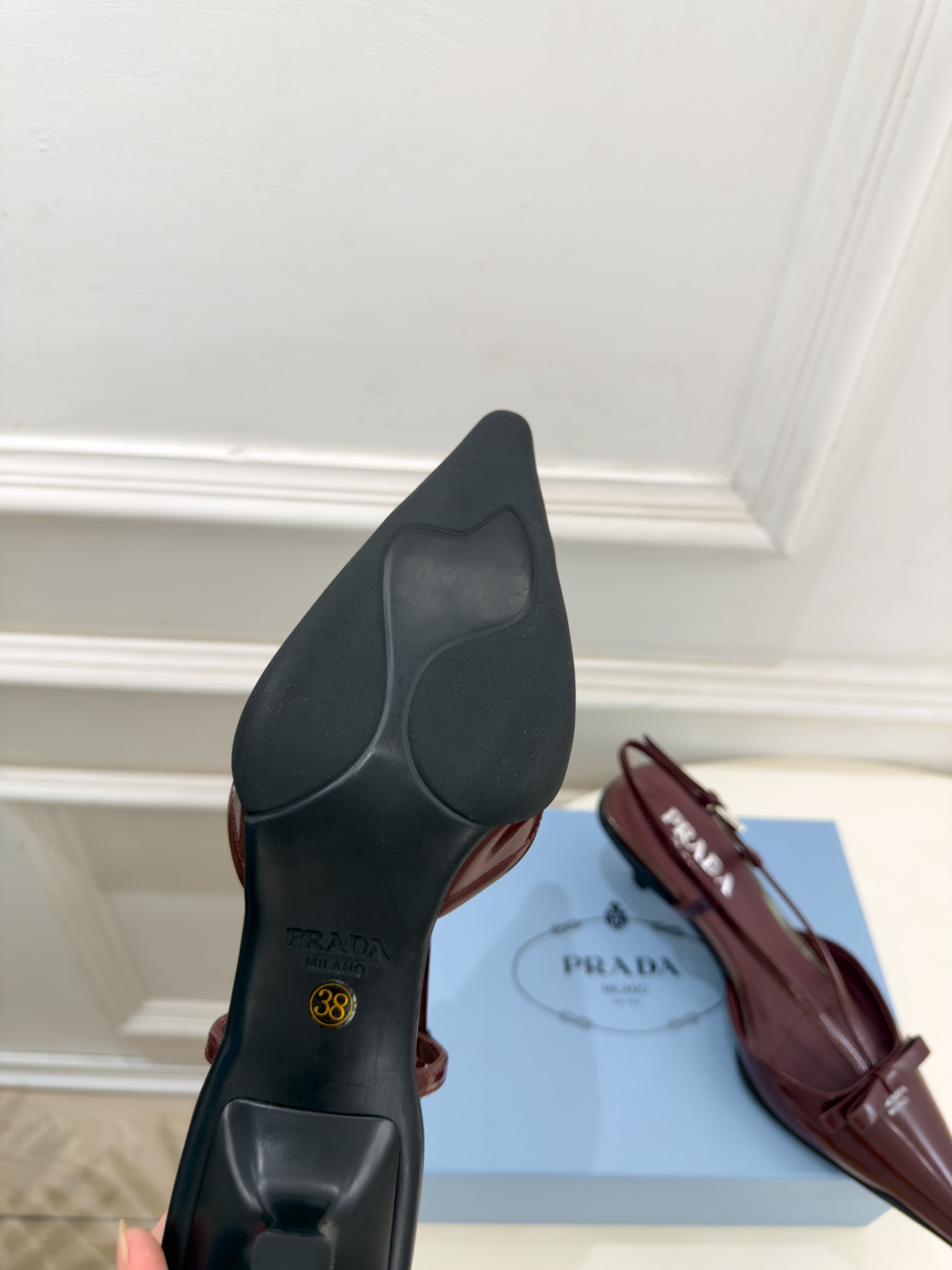 PRADA 普拉达 26𝐬𝐬 🌈2026春夏新品 专柜走秀款 经典字母尖头后空猫跟凉鞋 系列〰 ◽鞋面:原版高定制牛 PRADA 普拉达 26𝐬𝐬 🌈2026春夏新品 专柜走秀款 经典字母尖头后空猫跟凉鞋 系列〰 ◽鞋面:原版高定制牛