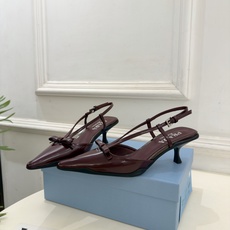 PRADA 普拉达 26𝐬𝐬 🌈2026春夏新品 专柜走秀款 经典字母尖头后空猫跟凉鞋 系列〰 ◽鞋面:原版高定制牛 PRADA 普拉达 26𝐬𝐬 🌈2026春夏新品 专柜走秀款 经典字母尖头后空猫跟凉鞋 系列〰 ◽鞋面:原版高定制牛