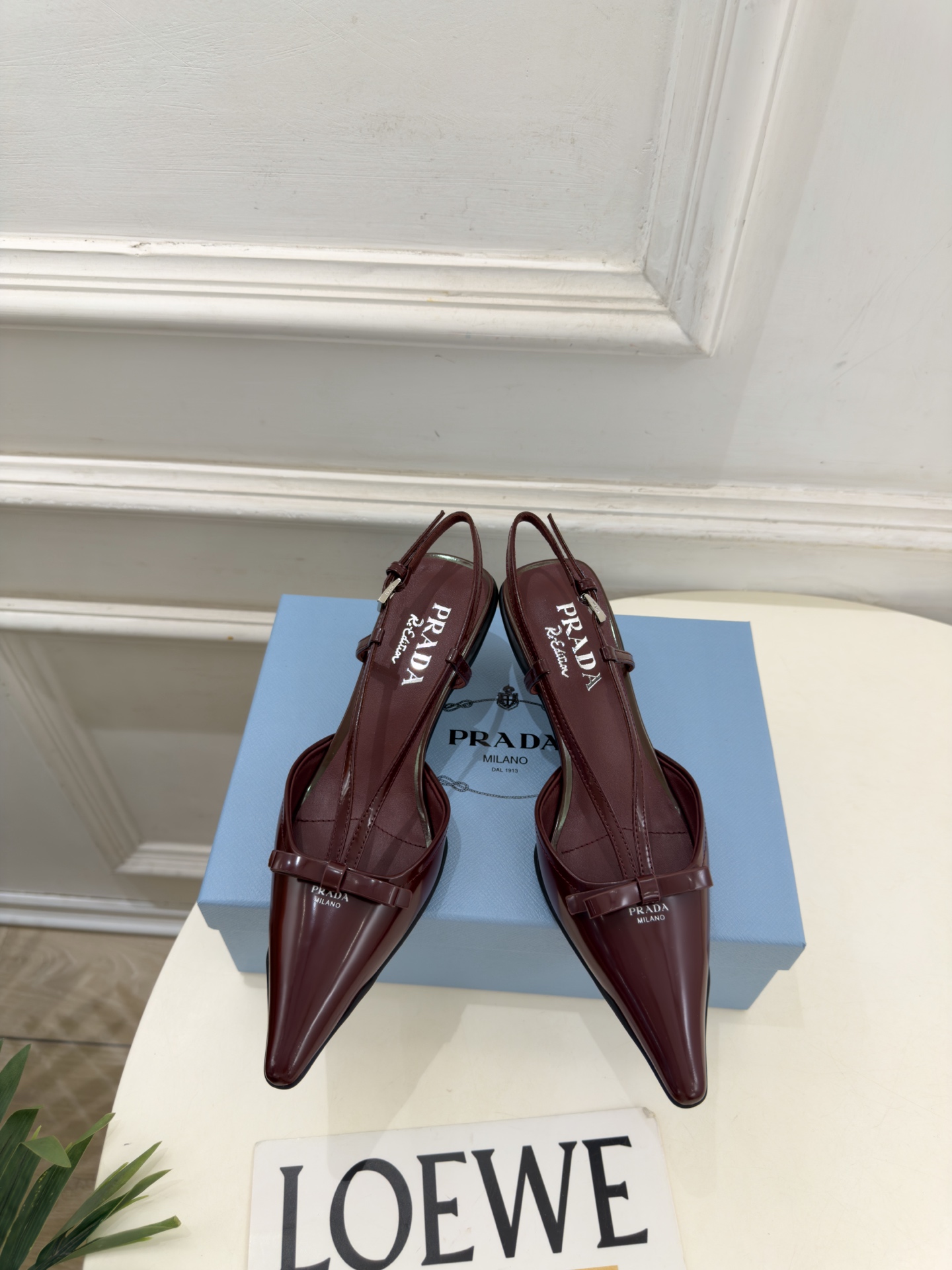 PRADA 普拉达 26𝐬𝐬 🌈2026春夏新品 专柜走秀款 经典字母尖头后空猫跟凉鞋 系列〰 ◽鞋面:原版高定制牛 PRADA 普拉达 26𝐬𝐬 🌈2026春夏新品 专柜走秀款 经典字母尖头后空猫跟凉鞋 系列〰 ◽鞋面:原版高定制牛