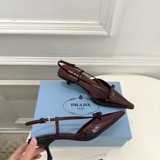 PRADA 普拉达 26𝐬𝐬 🌈2026春夏新品 专柜走秀款 经典字母尖头后空猫跟凉鞋 系列〰 ◽鞋面:原版高定制牛 PRADA 普拉达 26𝐬𝐬 🌈2026春夏新品 专柜走秀款 经典字母尖头后空猫跟凉鞋 系列〰 ◽鞋面:原版高定制牛