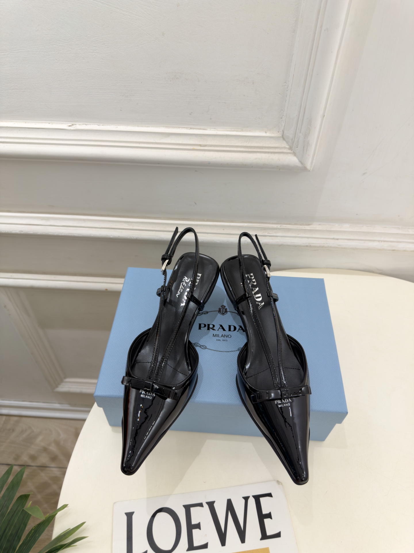 PRADA 普拉达 26𝐬𝐬 🌈2026春夏新品 专柜走秀款 经典字母尖头后空猫跟凉鞋 系列〰 ◽鞋面:原版高定制牛 PRADA 普拉达 26𝐬𝐬 🌈2026春夏新品 专柜走秀款 经典字母尖头后空猫跟凉鞋 系列〰 ◽鞋面:原版高定制牛