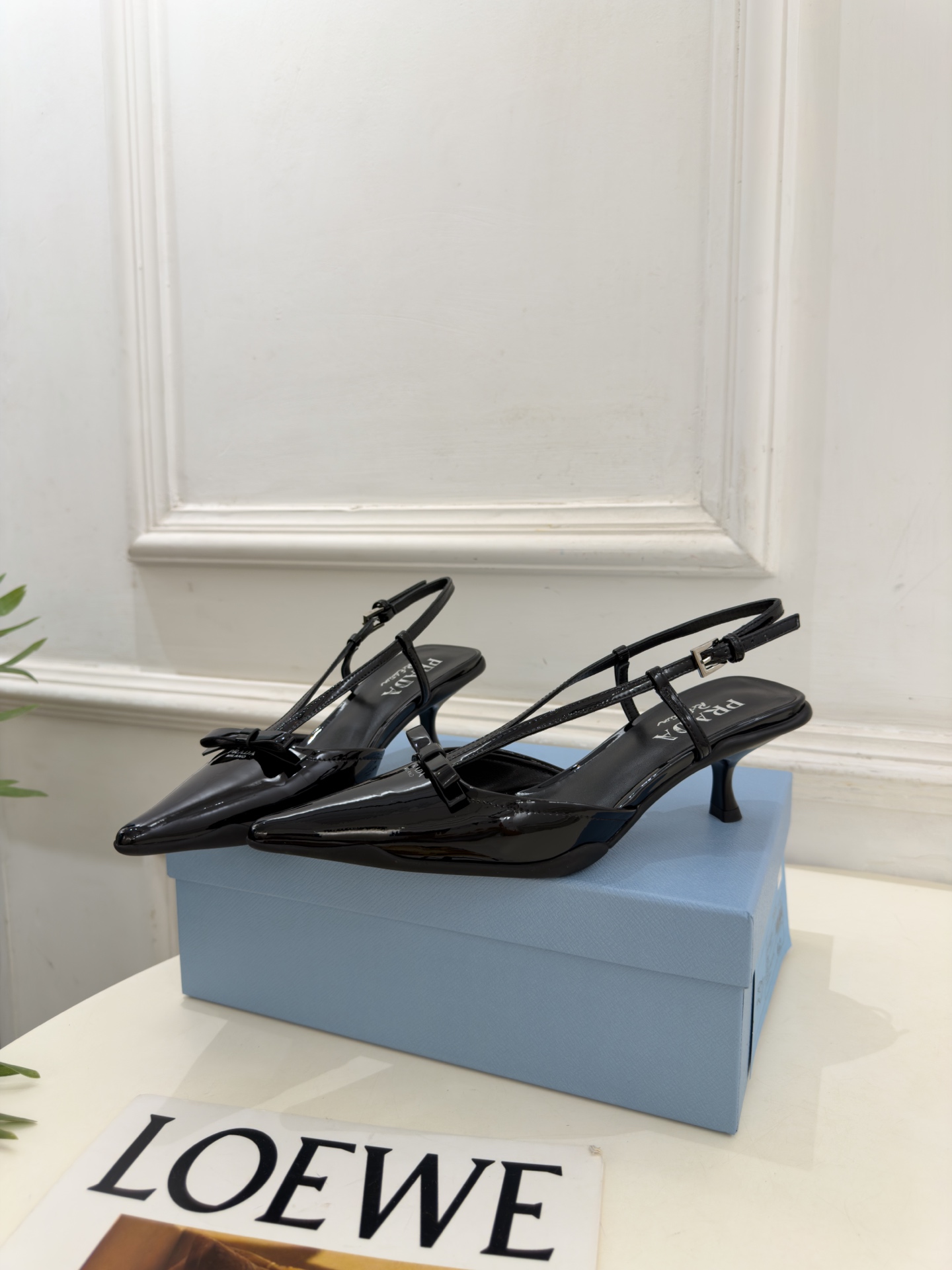 PRADA 普拉达 26𝐬𝐬 🌈2026春夏新品 专柜走秀款 经典字母尖头后空猫跟凉鞋 系列〰 ◽鞋面:原版高定制牛 PRADA 普拉达 26𝐬𝐬 🌈2026春夏新品 专柜走秀款 经典字母尖头后空猫跟凉鞋 系列〰 ◽鞋面:原版高定制牛