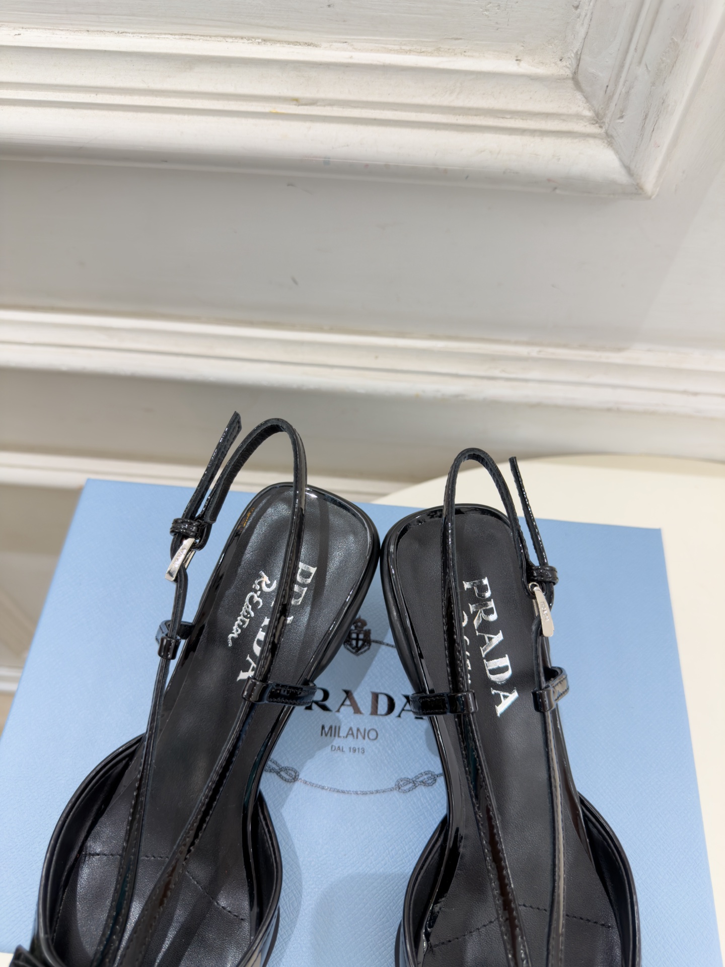PRADA 普拉达 26𝐬𝐬 🌈2026春夏新品 专柜走秀款 经典字母尖头后空猫跟凉鞋 系列〰 ◽鞋面:原版高定制牛 PRADA 普拉达 26𝐬𝐬 🌈2026春夏新品 专柜走秀款 经典字母尖头后空猫跟凉鞋 系列〰 ◽鞋面:原版高定制牛