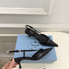 PRADA 普拉达 26𝐬𝐬 🌈2026春夏新品 专柜走秀款 经典字母尖头后空猫跟凉鞋 系列〰 ◽鞋面:原版高定制牛 PRADA 普拉达 26𝐬𝐬 🌈2026春夏新品 专柜走秀款 经典字母尖头后空猫跟凉鞋 系列〰 ◽鞋面:原版高定制牛
