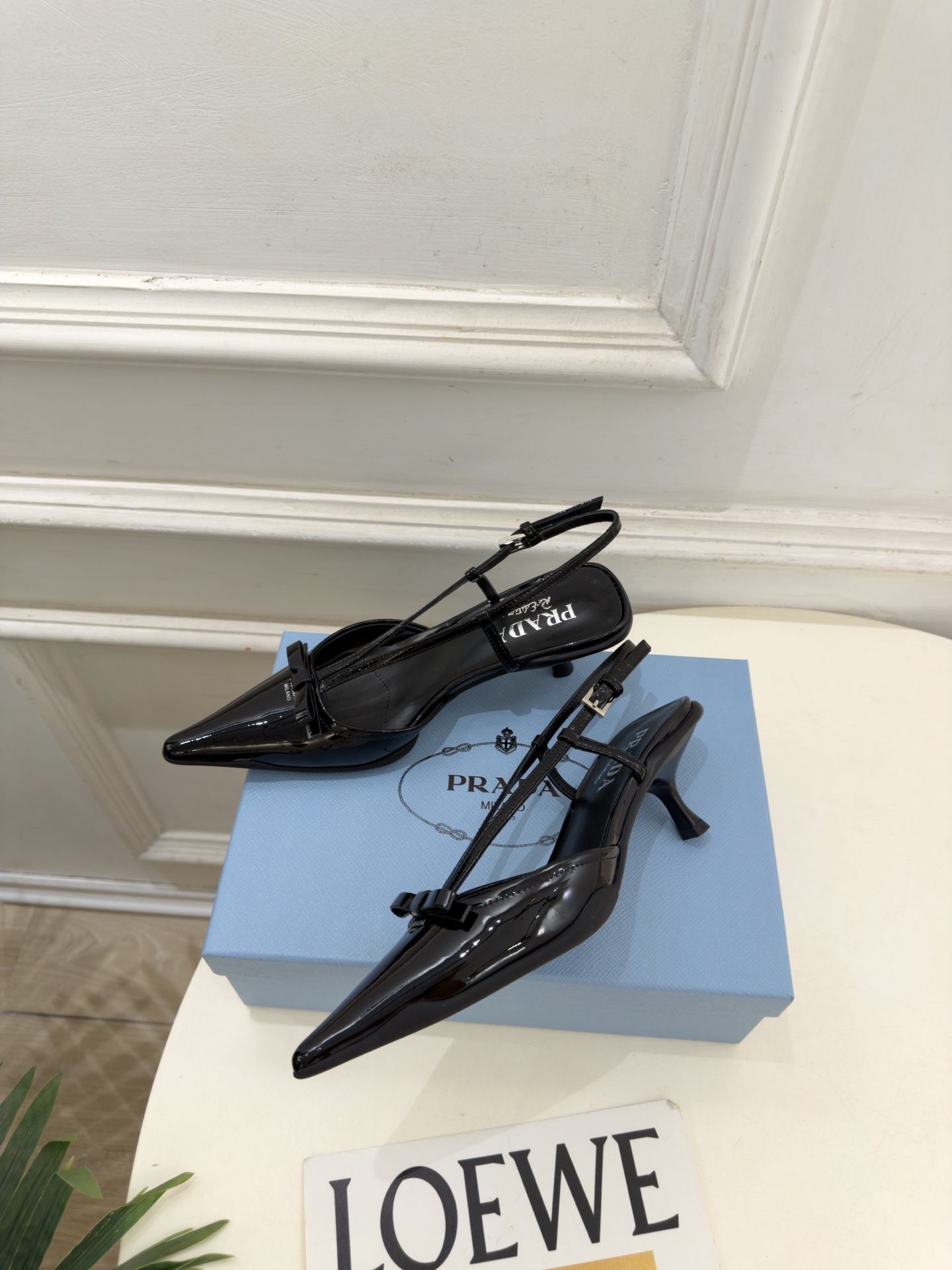 PRADA 普拉达 26𝐬𝐬 🌈2026春夏新品 专柜走秀款 经典字母尖头后空猫跟凉鞋 系列〰 ◽鞋面:原版高定制牛 PRADA 普拉达 26𝐬𝐬 🌈2026春夏新品 专柜走秀款 经典字母尖头后空猫跟凉鞋 系列〰 ◽鞋面:原版高定制牛