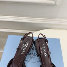PRADA 普拉达 26𝐬𝐬 🌈2026春夏新品 专柜走秀款 经典字母尖头后空猫跟凉鞋 系列〰 ◽鞋面:原版高定制牛 PRADA 普拉达 26𝐬𝐬 🌈2026春夏新品 专柜走秀款 经典字母尖头后空猫跟凉鞋 系列〰 ◽鞋面:原版高定制牛