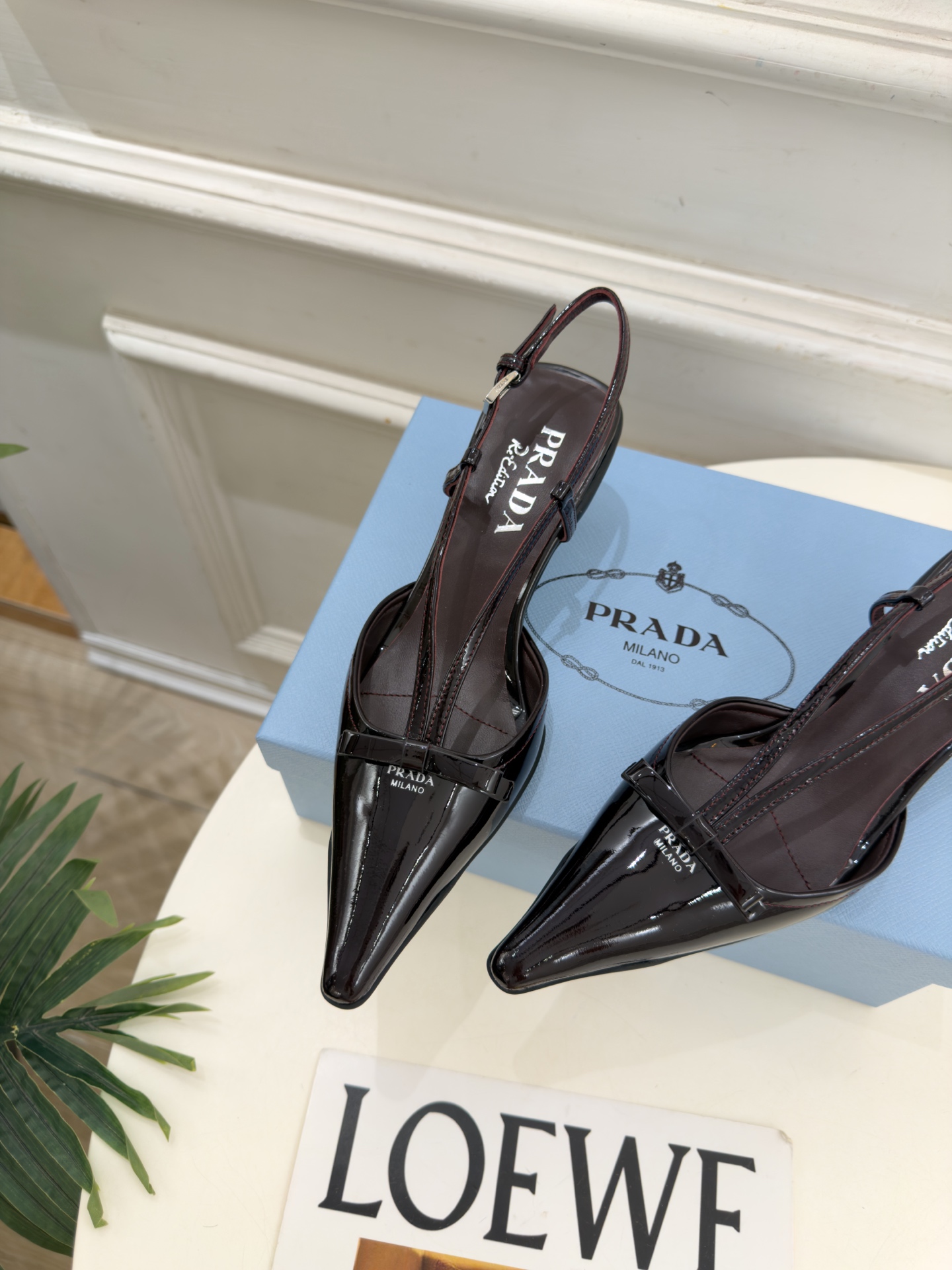 PRADA 普拉达 26𝐬𝐬 🌈2026春夏新品 专柜走秀款 经典字母尖头后空猫跟凉鞋 系列〰 ◽鞋面:原版高定制牛 PRADA 普拉达 26𝐬𝐬 🌈2026春夏新品 专柜走秀款 经典字母尖头后空猫跟凉鞋 系列〰 ◽鞋面:原版高定制牛