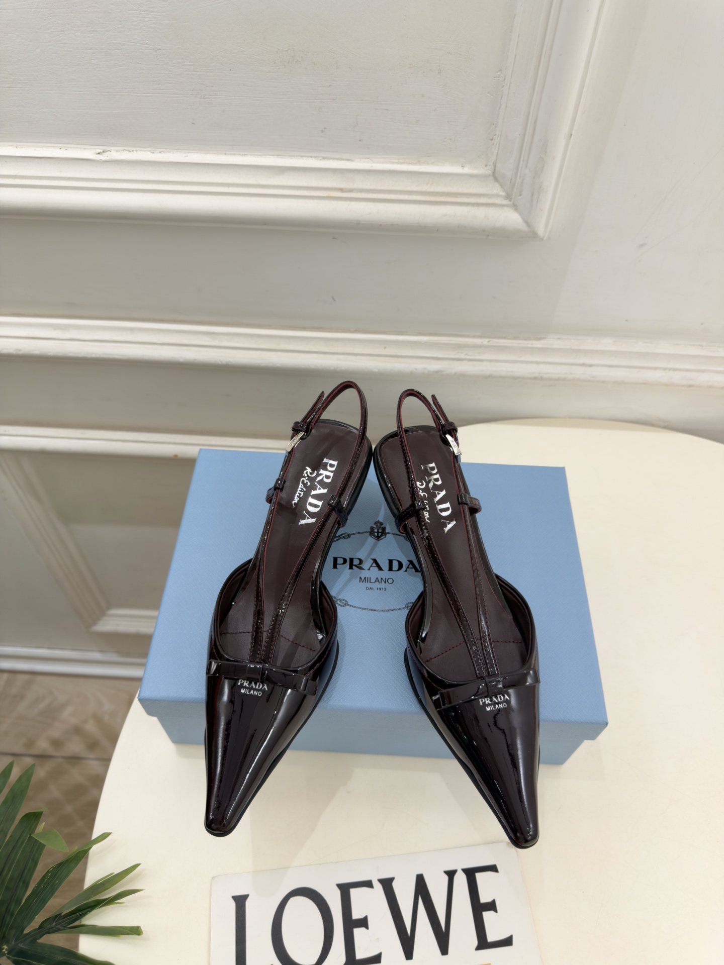 PRADA 普拉达 26𝐬𝐬 🌈2026春夏新品 专柜走秀款 经典字母尖头后空猫跟凉鞋 系列〰 ◽鞋面:原版高定制牛 PRADA 普拉达 26𝐬𝐬 🌈2026春夏新品 专柜走秀款 经典字母尖头后空猫跟凉鞋 系列〰 ◽鞋面:原版高定制牛