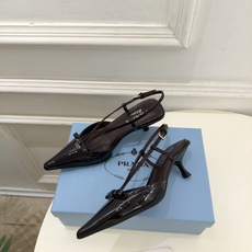 PRADA 普拉达 26𝐬𝐬 🌈2026春夏新品 专柜走秀款 经典字母尖头后空猫跟凉鞋 系列〰 ◽鞋面:原版高定制牛 PRADA 普拉达 26𝐬𝐬 🌈2026春夏新品 专柜走秀款 经典字母尖头后空猫跟凉鞋 系列〰 ◽鞋面:原版高定制牛