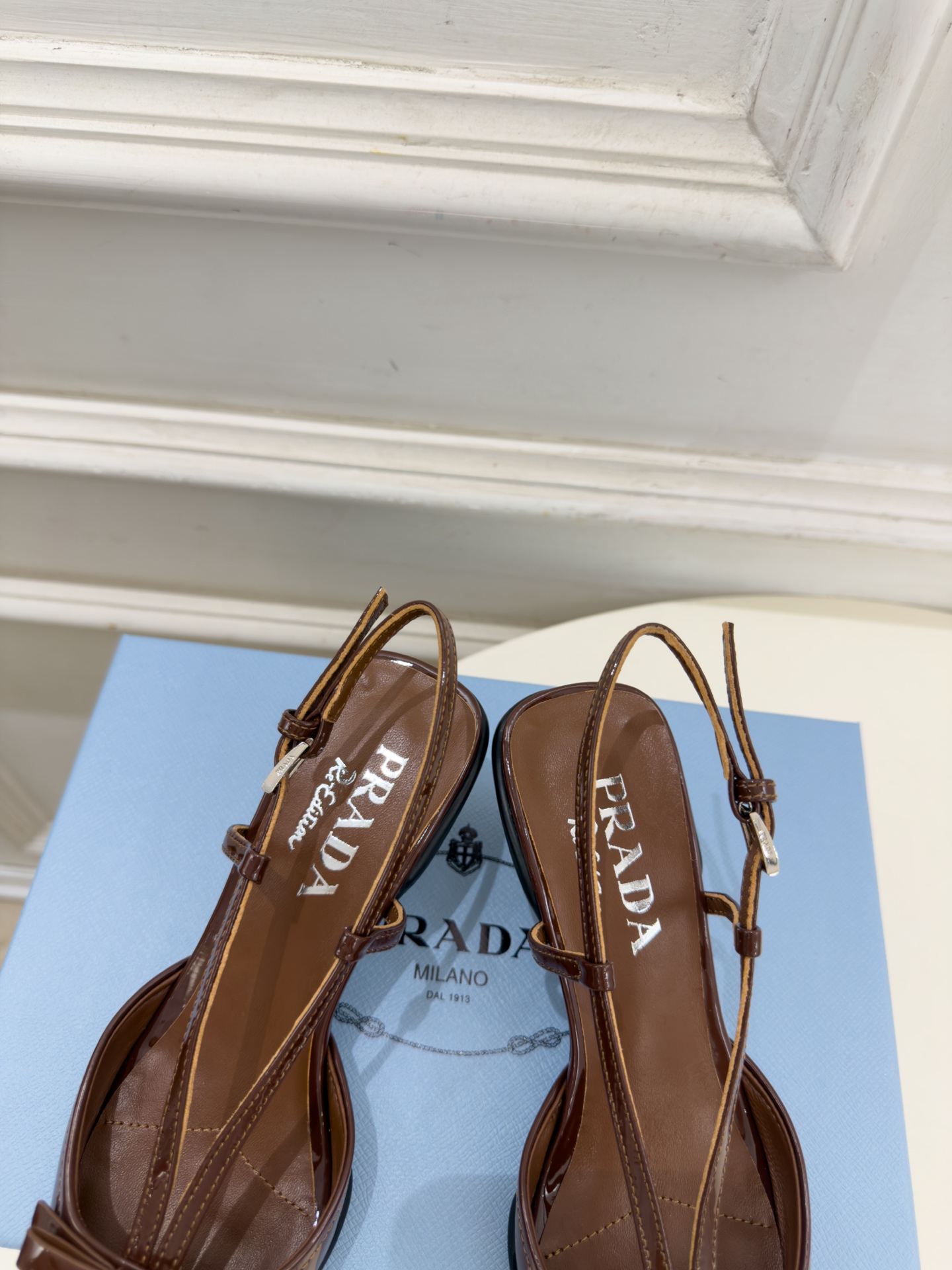 PRADA 普拉达 26𝐬𝐬 🌈2026春夏新品 专柜走秀款 经典字母尖头后空猫跟凉鞋 系列〰 ◽鞋面:原版高定制牛 PRADA 普拉达 26𝐬𝐬 🌈2026春夏新品 专柜走秀款 经典字母尖头后空猫跟凉鞋 系列〰 ◽鞋面:原版高定制牛