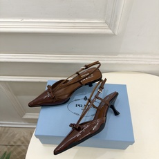 PRADA 普拉达 26𝐬𝐬 🌈2026春夏新品 专柜走秀款 经典字母尖头后空猫跟凉鞋 系列〰 ◽鞋面:原版高定制牛 PRADA 普拉达 26𝐬𝐬 🌈2026春夏新品 专柜走秀款 经典字母尖头后空猫跟凉鞋 系列〰 ◽鞋面:原版高定制牛