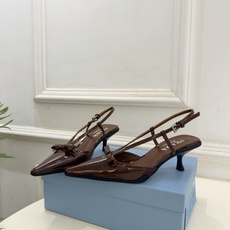 PRADA 普拉达 26𝐬𝐬 🌈2026春夏新品 专柜走秀款 经典字母尖头后空猫跟凉鞋 系列〰 ◽鞋面:原版高定制牛 PRADA 普拉达 26𝐬𝐬 🌈2026春夏新品 专柜走秀款 经典字母尖头后空猫跟凉鞋 系列〰 ◽鞋面:原版高定制牛