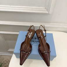 PRADA 普拉达 26𝐬𝐬 🌈2026春夏新品 专柜走秀款 经典字母尖头后空猫跟凉鞋 系列〰 ◽鞋面:原版高定制牛 PRADA 普拉达 26𝐬𝐬 🌈2026春夏新品 专柜走秀款 经典字母尖头后空猫跟凉鞋 系列〰 ◽鞋面:原版高定制牛