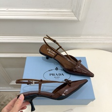 PRADA 普拉达 26𝐬𝐬 🌈2026春夏新品 专柜走秀款 经典字母尖头后空猫跟凉鞋 系列〰 ◽鞋面:原版高定制牛 PRADA 普拉达 26𝐬𝐬 🌈2026春夏新品 专柜走秀款 经典字母尖头后空猫跟凉鞋 系列〰 ◽鞋面:原版高定制牛