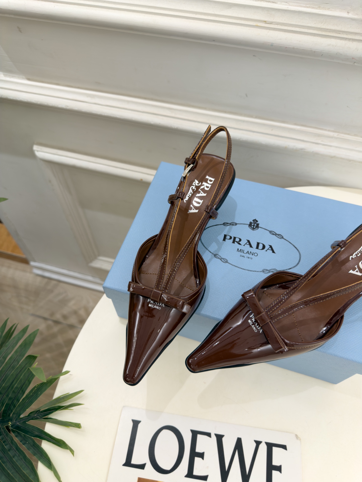 PRADA 普拉达 26𝐬𝐬 🌈2026春夏新品 专柜走秀款 经典字母尖头后空猫跟凉鞋 系列〰 ◽鞋面:原版高定制牛 PRADA 普拉达 26𝐬𝐬 🌈2026春夏新品 专柜走秀款 经典字母尖头后空猫跟凉鞋 系列〰 ◽鞋面:原版高定制牛