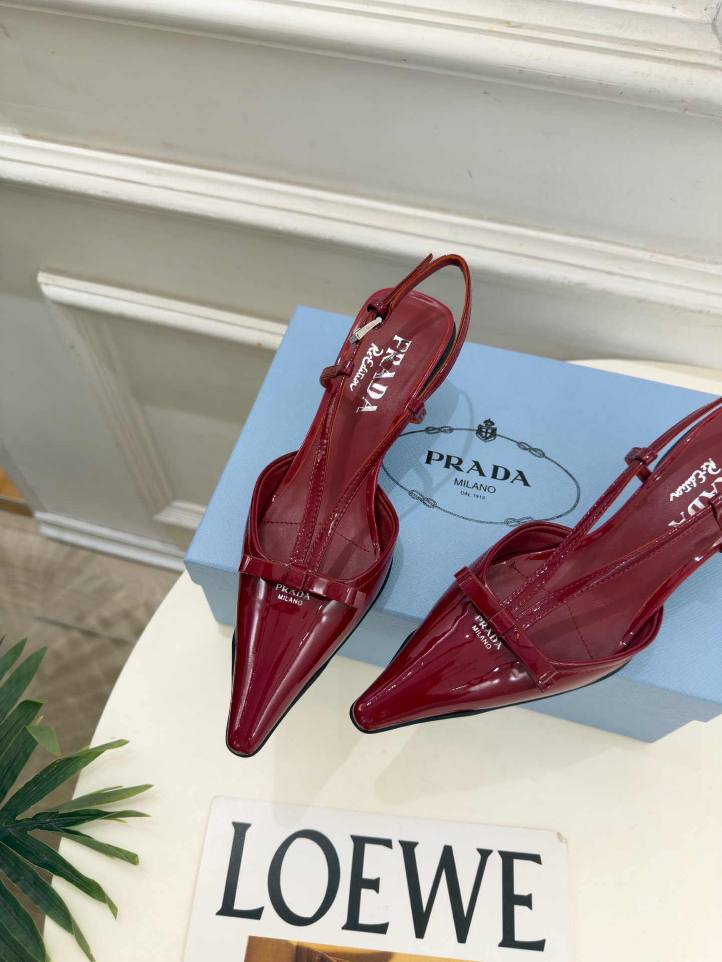 PRADA 普拉达 26𝐬𝐬 🌈2026春夏新品 专柜走秀款 经典字母尖头后空猫跟凉鞋 系列〰 ◽鞋面:原版高定制牛 PRADA 普拉达 26𝐬𝐬 🌈2026春夏新品 专柜走秀款 经典字母尖头后空猫跟凉鞋 系列〰 ◽鞋面:原版高定制牛