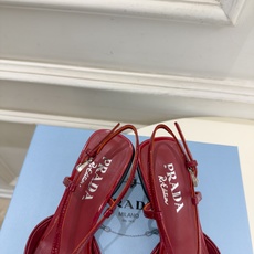 PRADA 普拉达 26𝐬𝐬 🌈2026春夏新品 专柜走秀款 经典字母尖头后空猫跟凉鞋 系列〰 ◽鞋面:原版高定制牛 PRADA 普拉达 26𝐬𝐬 🌈2026春夏新品 专柜走秀款 经典字母尖头后空猫跟凉鞋 系列〰 ◽鞋面:原版高定制牛