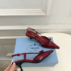 PRADA 普拉达 26𝐬𝐬 🌈2026春夏新品 专柜走秀款 经典字母尖头后空猫跟凉鞋 系列〰 ◽鞋面:原版高定制牛 PRADA 普拉达 26𝐬𝐬 🌈2026春夏新品 专柜走秀款 经典字母尖头后空猫跟凉鞋 系列〰 ◽鞋面:原版高定制牛