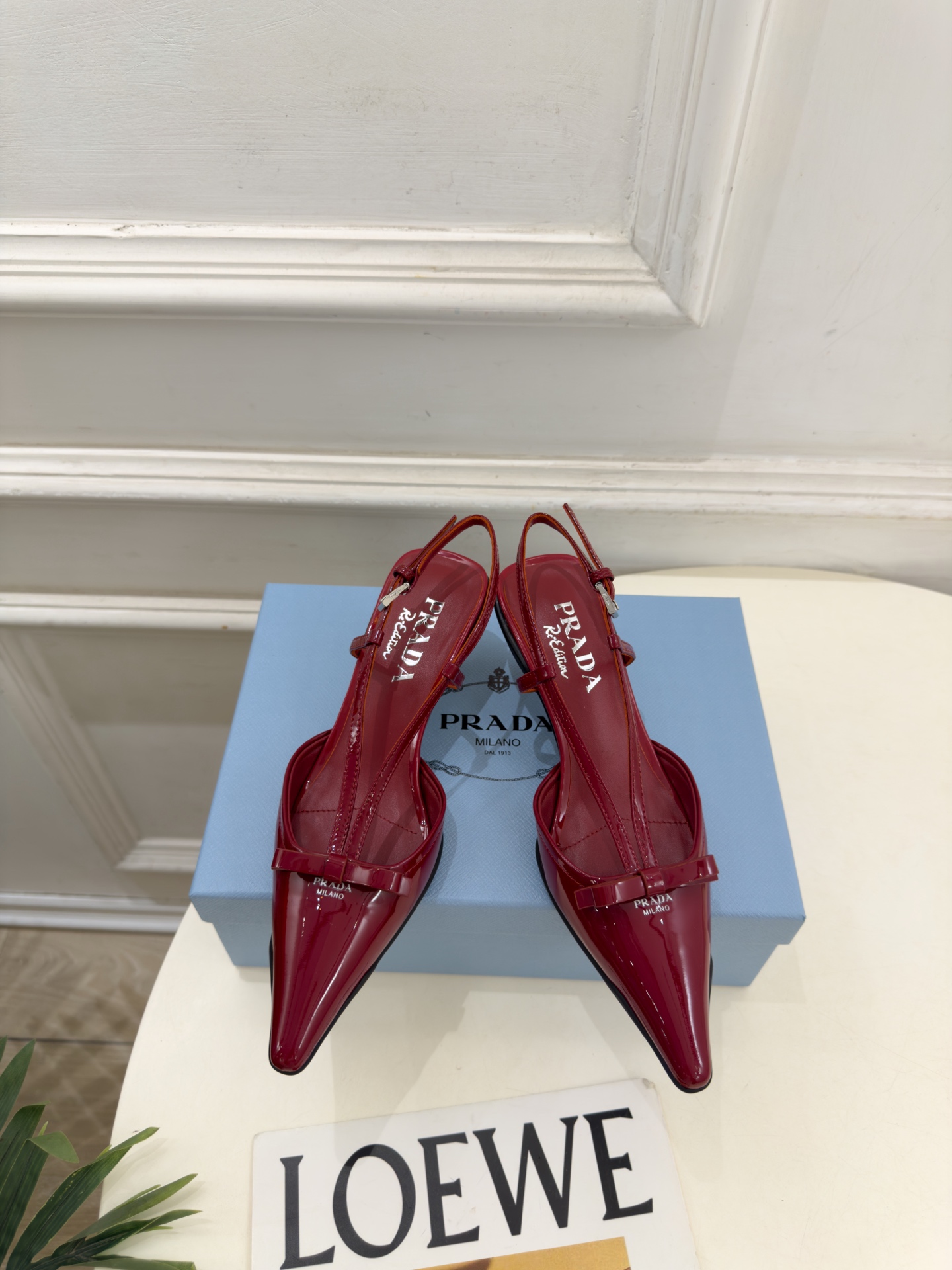 PRADA 普拉达 26𝐬𝐬 🌈2026春夏新品 专柜走秀款 经典字母尖头后空猫跟凉鞋 系列〰 ◽鞋面:原版高定制牛 PRADA 普拉达 26𝐬𝐬 🌈2026春夏新品 专柜走秀款 经典字母尖头后空猫跟凉鞋 系列〰 ◽鞋面:原版高定制牛