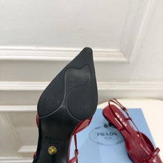 PRADA 普拉达 26𝐬𝐬 🌈2026春夏新品 专柜走秀款 经典字母尖头后空猫跟凉鞋 系列〰 ◽鞋面:原版高定制牛 PRADA 普拉达 26𝐬𝐬 🌈2026春夏新品 专柜走秀款 经典字母尖头后空猫跟凉鞋 系列〰 ◽鞋面:原版高定制牛