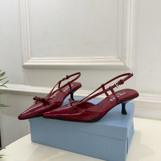 PRADA 普拉达 26𝐬𝐬 🌈2026春夏新品 专柜走秀款 经典字母尖头后空猫跟凉鞋 系列〰 ◽鞋面:原版高定制牛 PRADA 普拉达 26𝐬𝐬 🌈2026春夏新品 专柜走秀款 经典字母尖头后空猫跟凉鞋 系列〰 ◽鞋面:原版高定制牛