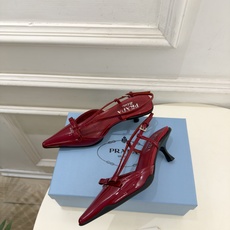 PRADA 普拉达 26𝐬𝐬 🌈2026春夏新品 专柜走秀款 经典字母尖头后空猫跟凉鞋 系列〰 ◽鞋面:原版高定制牛 PRADA 普拉达 26𝐬𝐬 🌈2026春夏新品 专柜走秀款 经典字母尖头后空猫跟凉鞋 系列〰 ◽鞋面:原版高定制牛