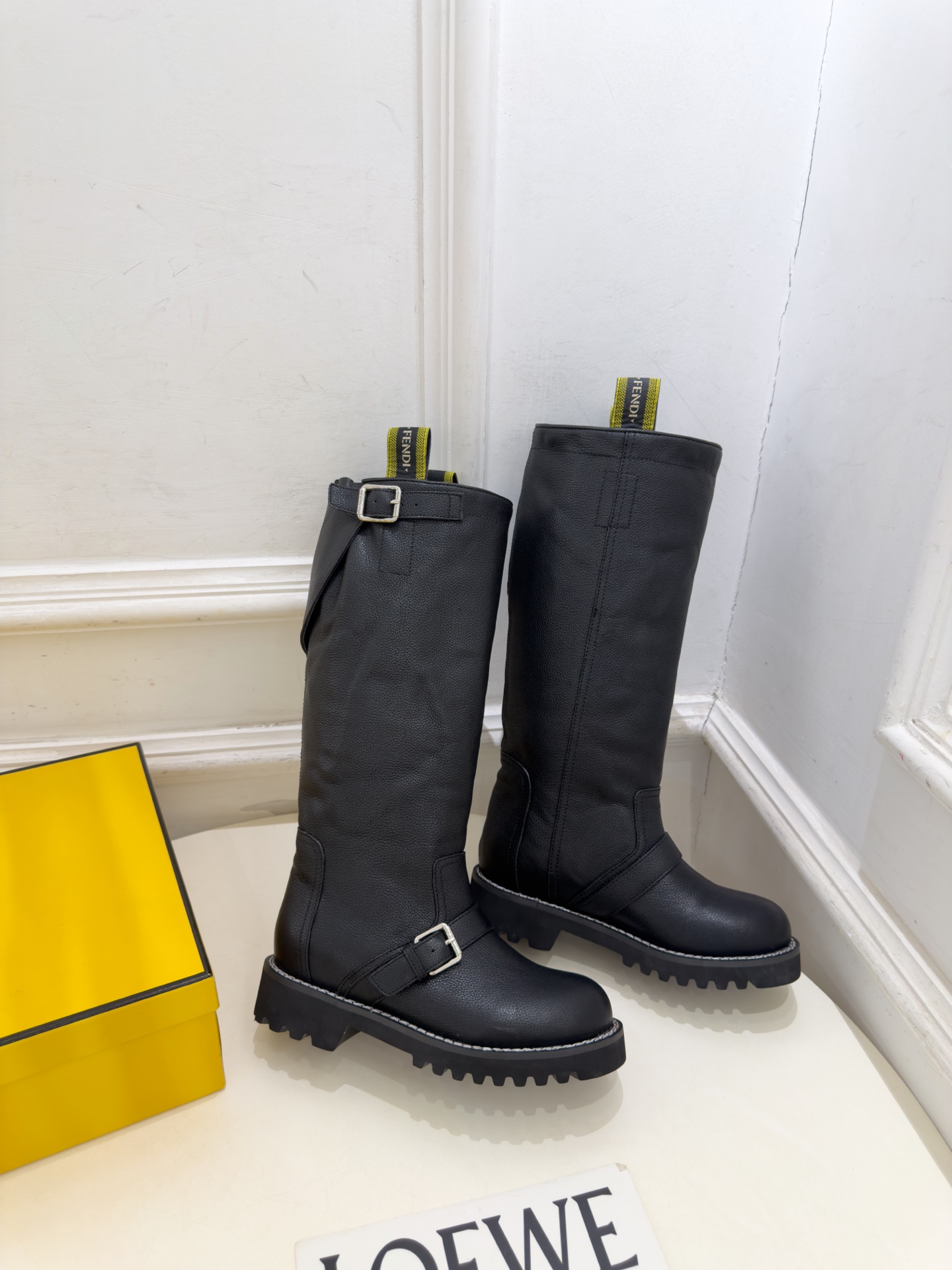 𝐅𝐄𝐍𝐃𝐈 | 芬迪 26𝐬𝐬 ⭐️2026秋冬新品 今日推荐 FD复古皮带扣厚底机车长筒靴 系列~ ❥ BS升 𝐅𝐄𝐍𝐃𝐈 | 芬迪 26𝐬𝐬 ⭐️2026秋冬新品 今日推荐 FD复古皮带扣厚底机车长筒靴 系列~ ❥ BS升