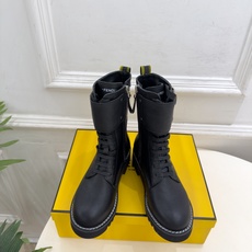 𝐅𝐄𝐍𝐃𝐈 | 芬迪 26𝐬𝐬 ⭐️2026秋冬新品 今日推荐 FD双扣带绑带厚底机车短靴 系列~ ❥ BS升 𝐅𝐄𝐍𝐃𝐈 | 芬迪 26𝐬𝐬 ⭐️2026秋冬新品 今日推荐 FD双扣带绑带厚底机车短靴 系列~ ❥ BS升
