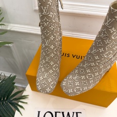 LV | 路易威登 26𝐬𝐬 🧡💚2026 秋冬新款 顶级版本‼️原版一致 专柜主打最新款 LV 梅花跟皮带扣侧拉 LV | 路易威登 26𝐬𝐬 🧡💚2026 秋冬新款 顶级版本‼️原版一致 专柜主打最新款 LV 梅花跟皮带扣侧拉
