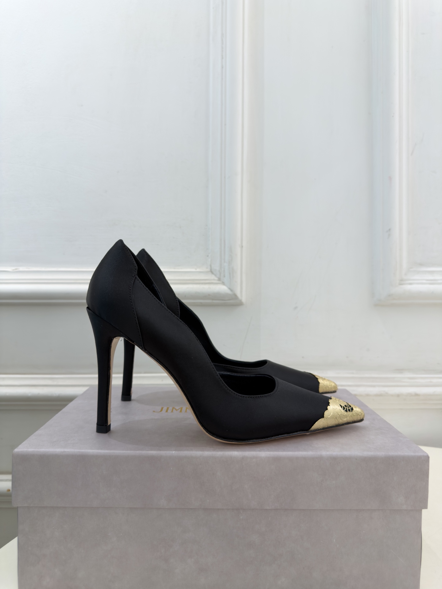 JimmyChoo 吉米周 26𝐬𝐬 ———      ✨ 2026秋冬新品 专柜最新 JC真丝缎面金属头内空高跟鞋  